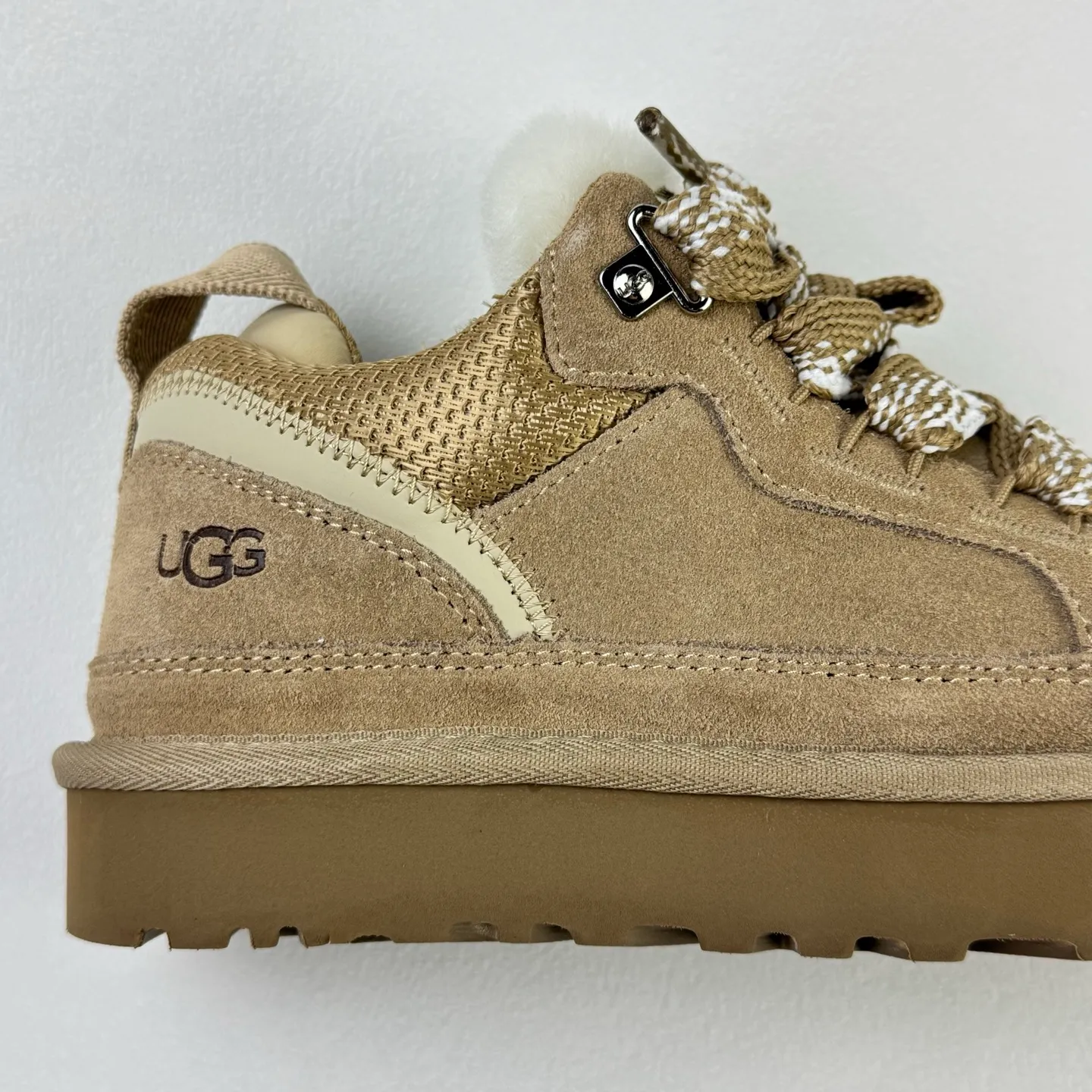 Local 💰600 OEM grade 4032 Mel series, top workmanship, super stable version ✔️ Good looks and texture, suede leather + low-key logo show retro, classic two-color shoelaces can be worn as two shoes ✔️ So comfortable that you want to weld your feet, ultra-light material + 5cm thick sole, increase height without tiring the feet, wool insoles are warm and breathable, no pressure for commuting and shopping all day long ✔️ I love the details: wide shoelaces for photos. Sizes 34-45 are suitable for various foot types. Slight stains can be wiped clean with a damp cloth. The loose feeling in early autumn is all due to it. Close your eyes and avoid stepping on thunder! 👟
